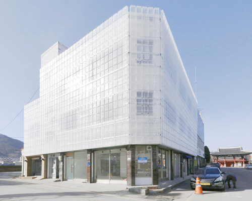 hyunje joo engulfs 1,500 semi-transparent baskets on building façade in korea