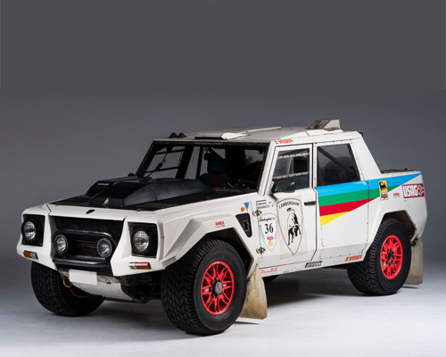 the lamborghini LM002 is a luxury SUV racer