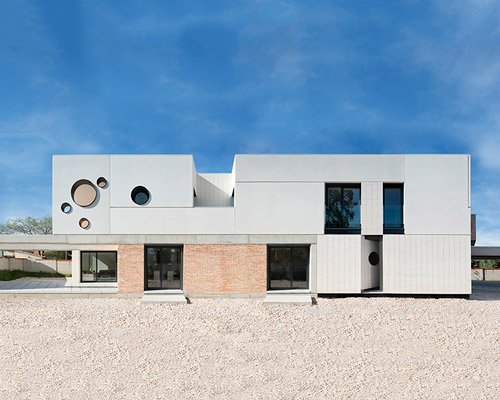 geometry opposes topology to defy space constraints in CASA IA