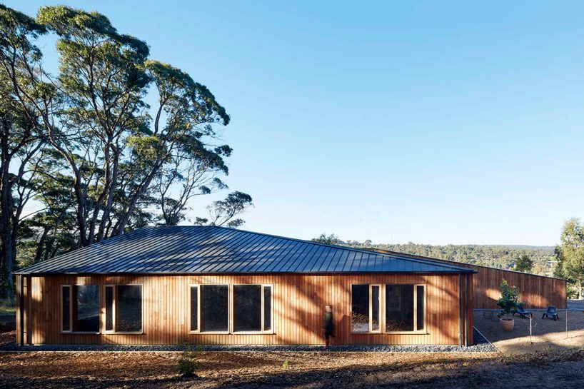 moloney architects' two halves house features two equally-sized timber pavilions