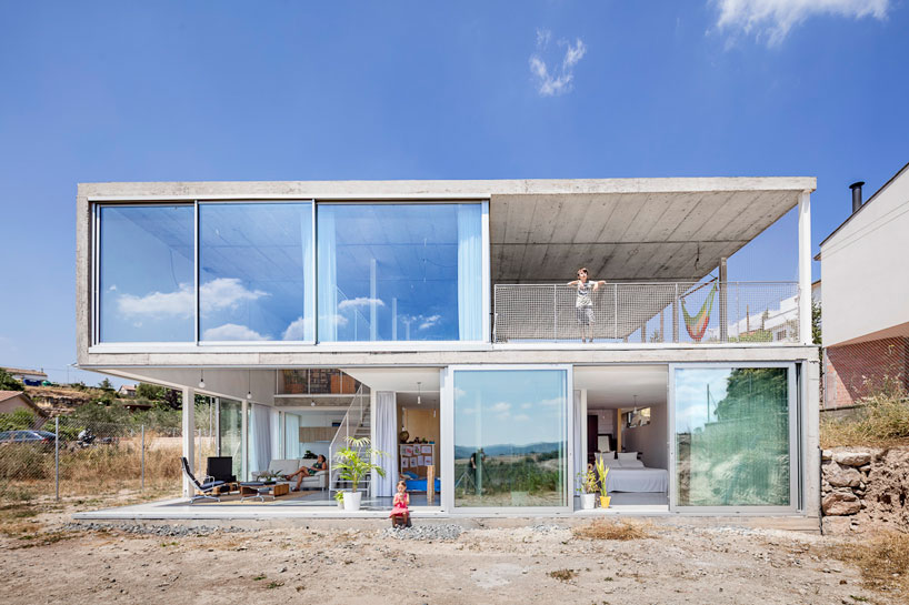 joan ramon pascuets + monica mosset complete climate-informed 'calders house' in catalonia