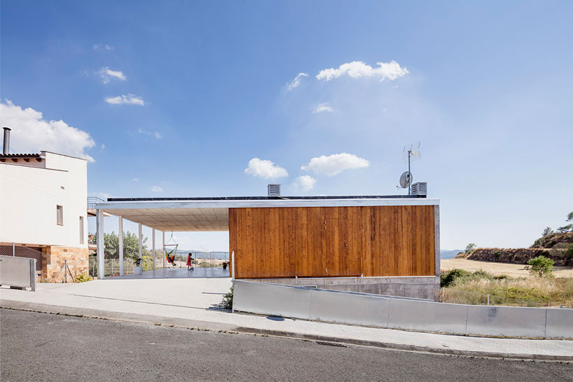joan ramon pascuets + monica mosset complete climate-informed 'calders house' in catalonia