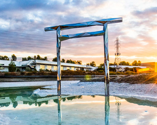 Fu Fu Fu erects politically charged torii in front of the offices of silicon valley giants