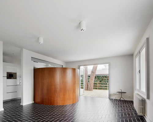 raúl sanchez adds spacial richness to graphic patterns with wooden curve in barcelona