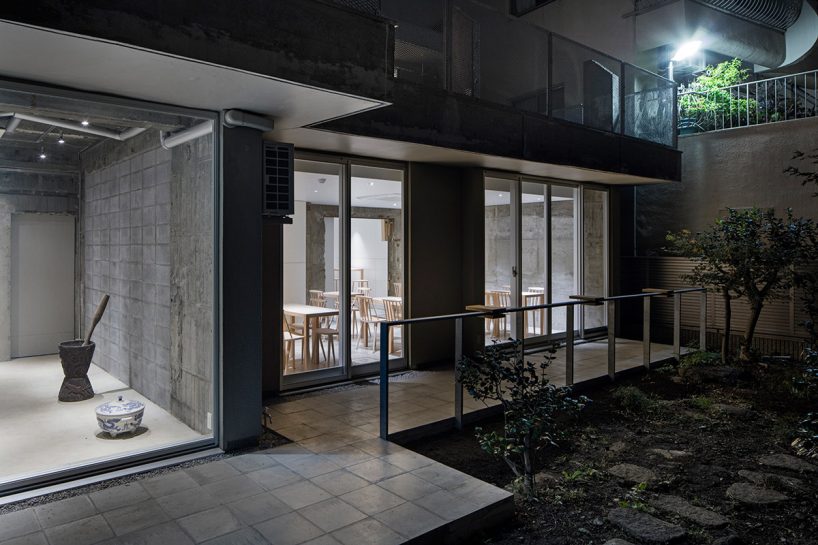 schemata architects' blue bottle coffee connects the building and the city