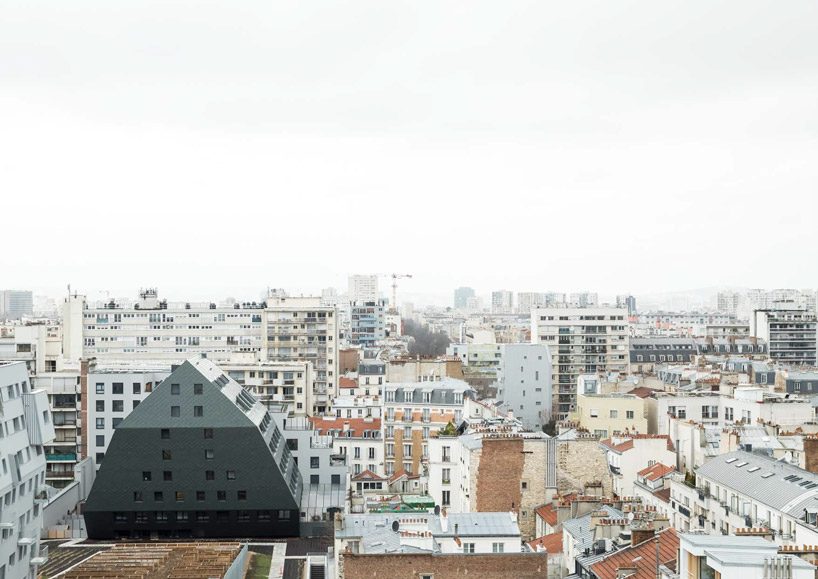 ECDM sets an anthracite grey dwelling in the heart of a complex in paris