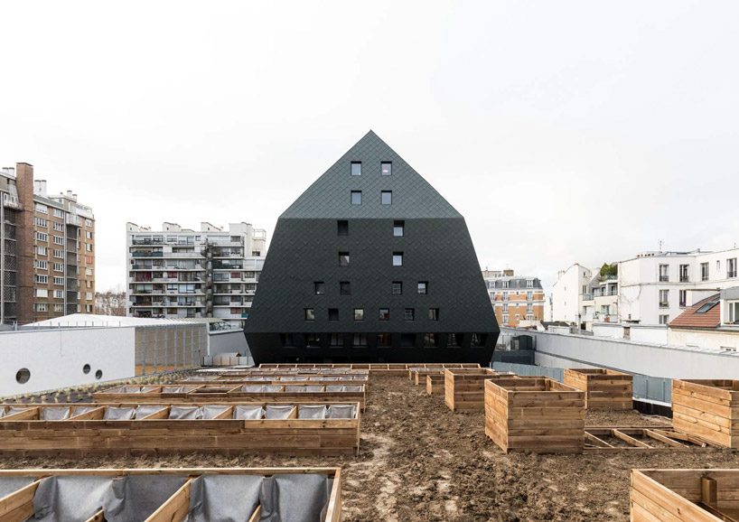 ECDM sets an anthracite grey dwelling in the heart of a multidisciplinary complex in paris