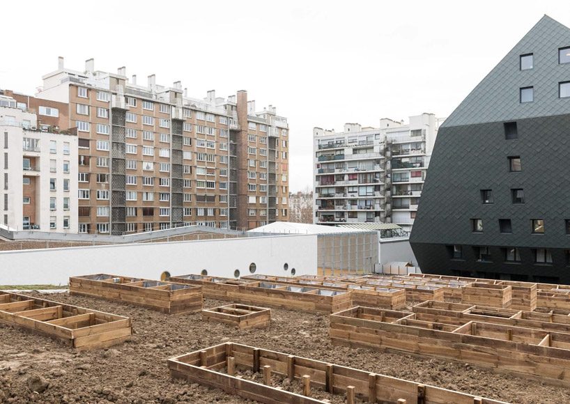 ECDM sets an anthracite grey dwelling in the heart of a multidisciplinary complex in paris