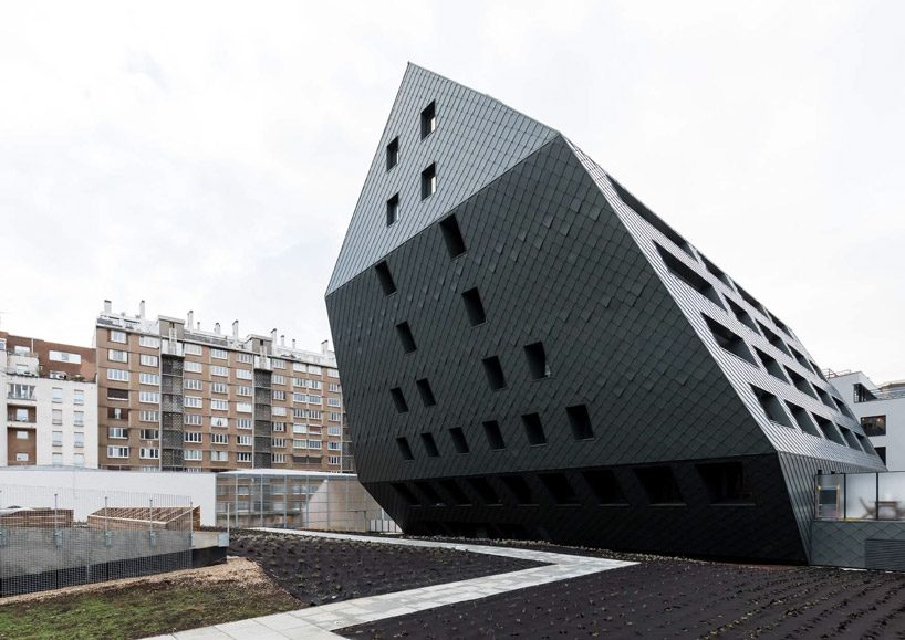 ECDM sets an anthracite grey dwelling in the heart of a multidisciplinary complex in paris