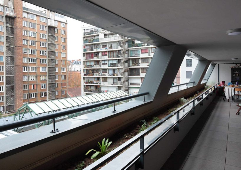 ECDM sets an anthracite grey dwelling in the heart of a multidisciplinary complex in paris