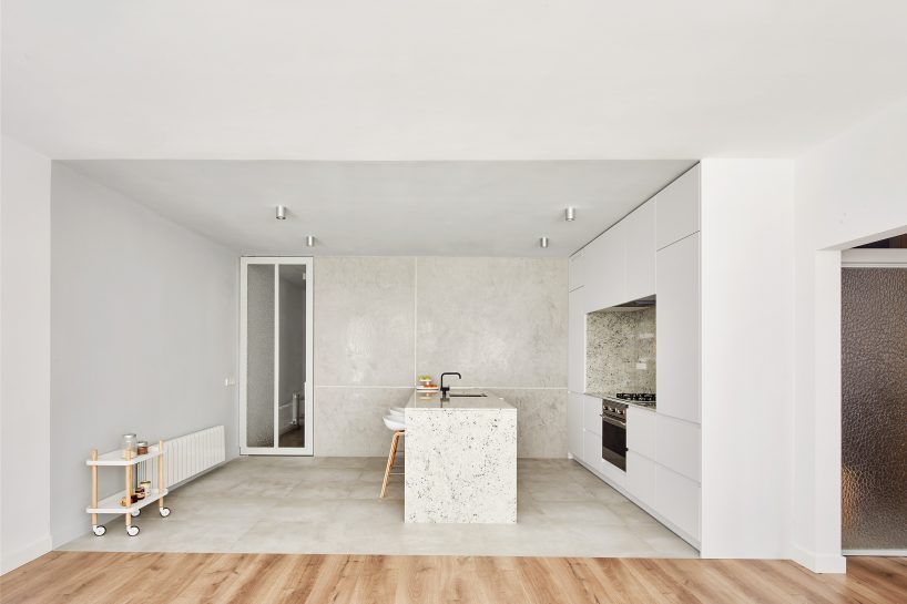 raúl sánchez divides apartment space based on a change of material code