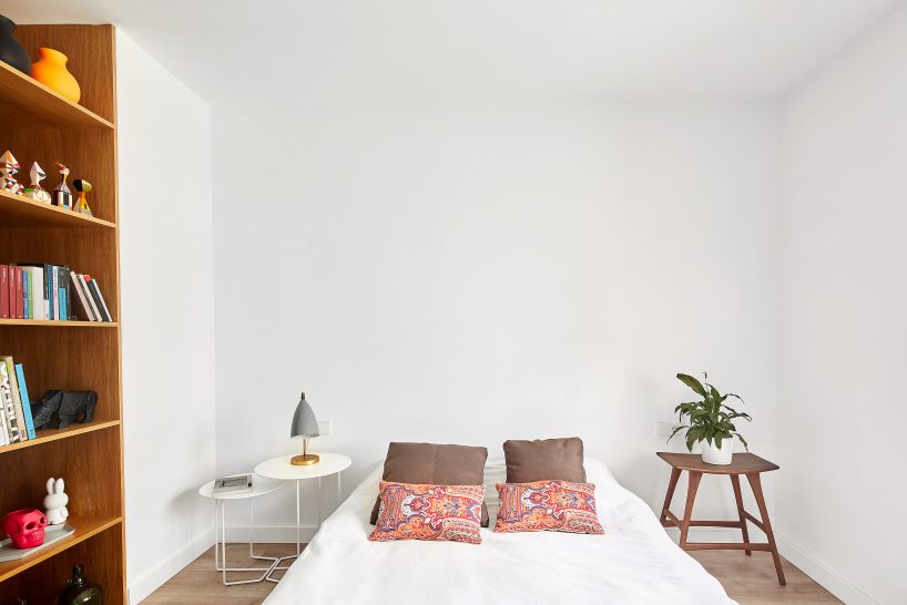 raúl sánchez divides apartment space based on a change of material code