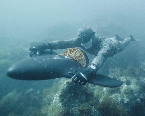 hoverjet's aquajet H2 underwater flying scooter lets divers fly beneath the sea