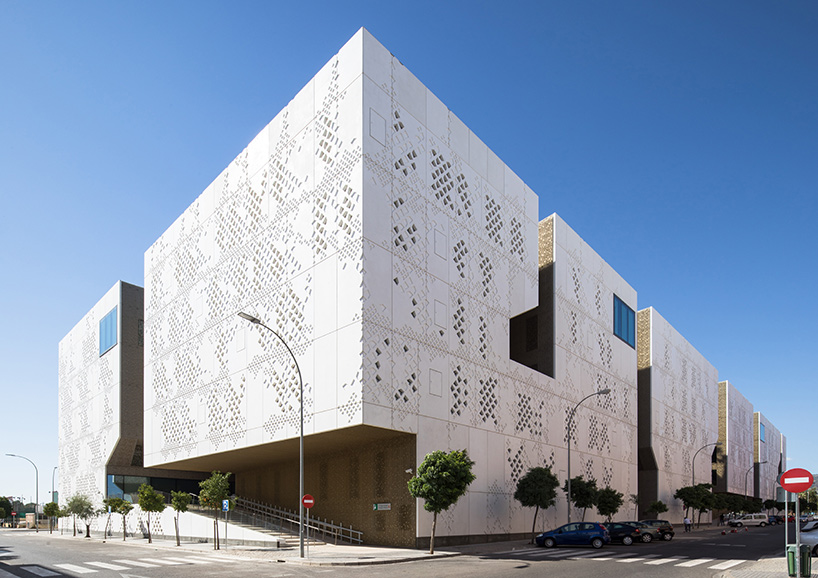 mecanoo + ayesa articulate monolithic córdoba courthouse around 'vertical fractures'