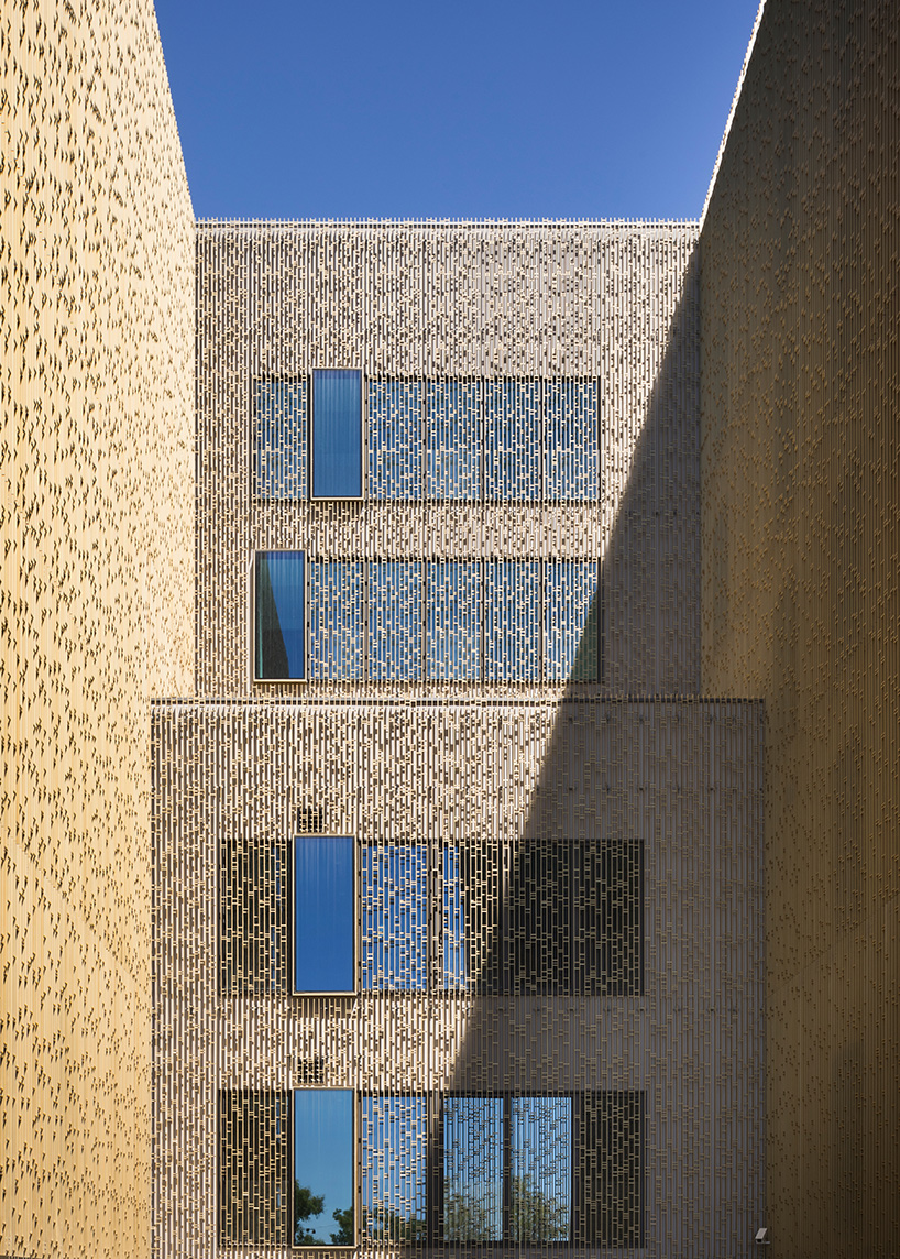 mecanoo + ayesa articulate monolithic córdoba courthouse around 'vertical fractures'