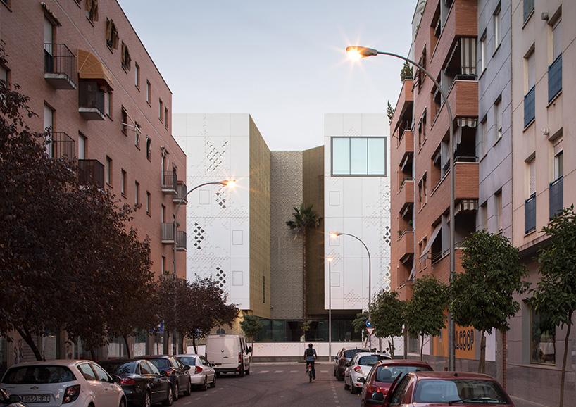 mecanoo + ayesa articulate monolithic córdoba courthouse around 'vertical fractures'