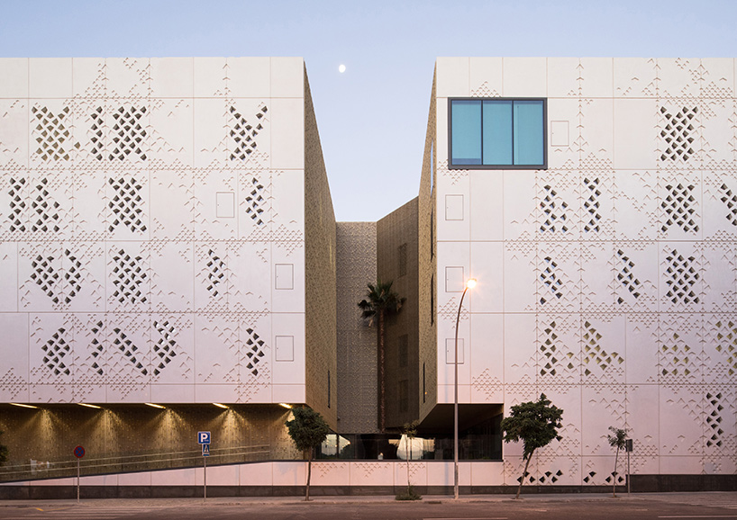 mecanoo + ayesa articulate monolithic córdoba courthouse around 'vertical fractures'