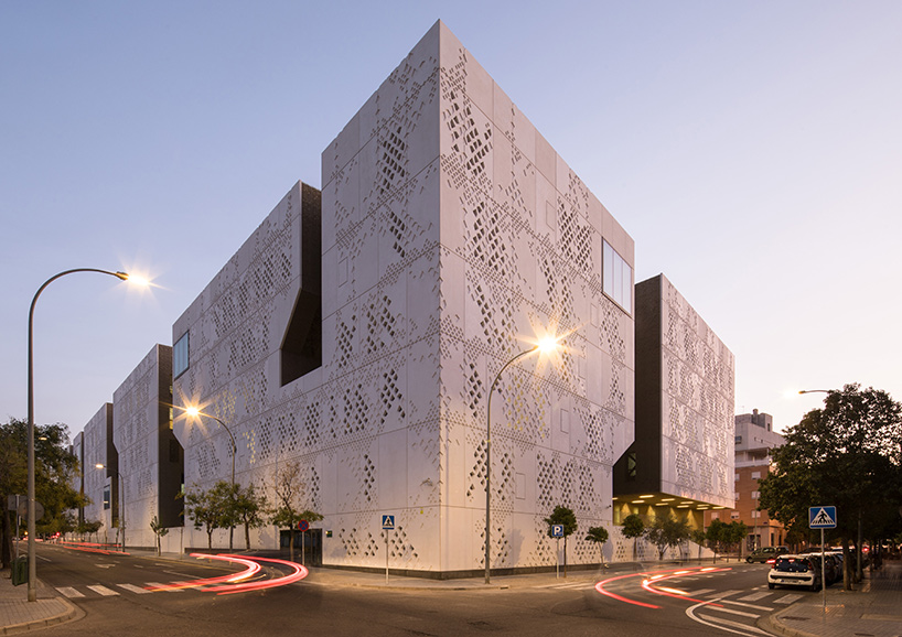 mecanoo + ayesa articulate monolithic córdoba courthouse around 'vertical fractures'