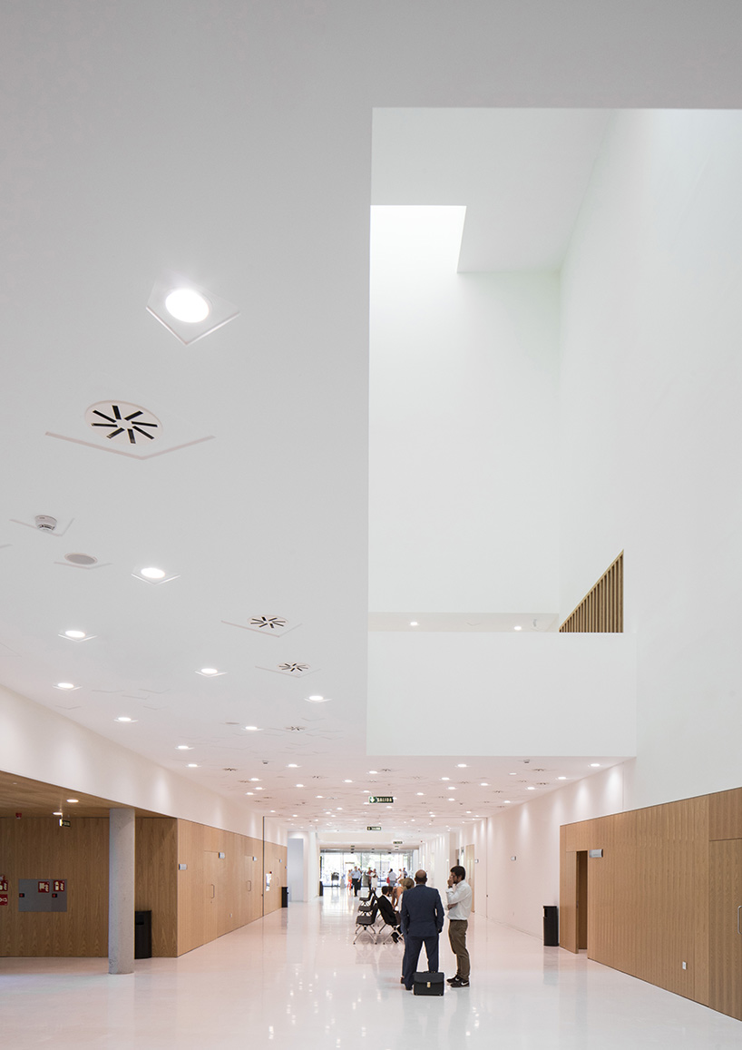 mecanoo + ayesa articulate monolithic córdoba courthouse around 'vertical fractures'