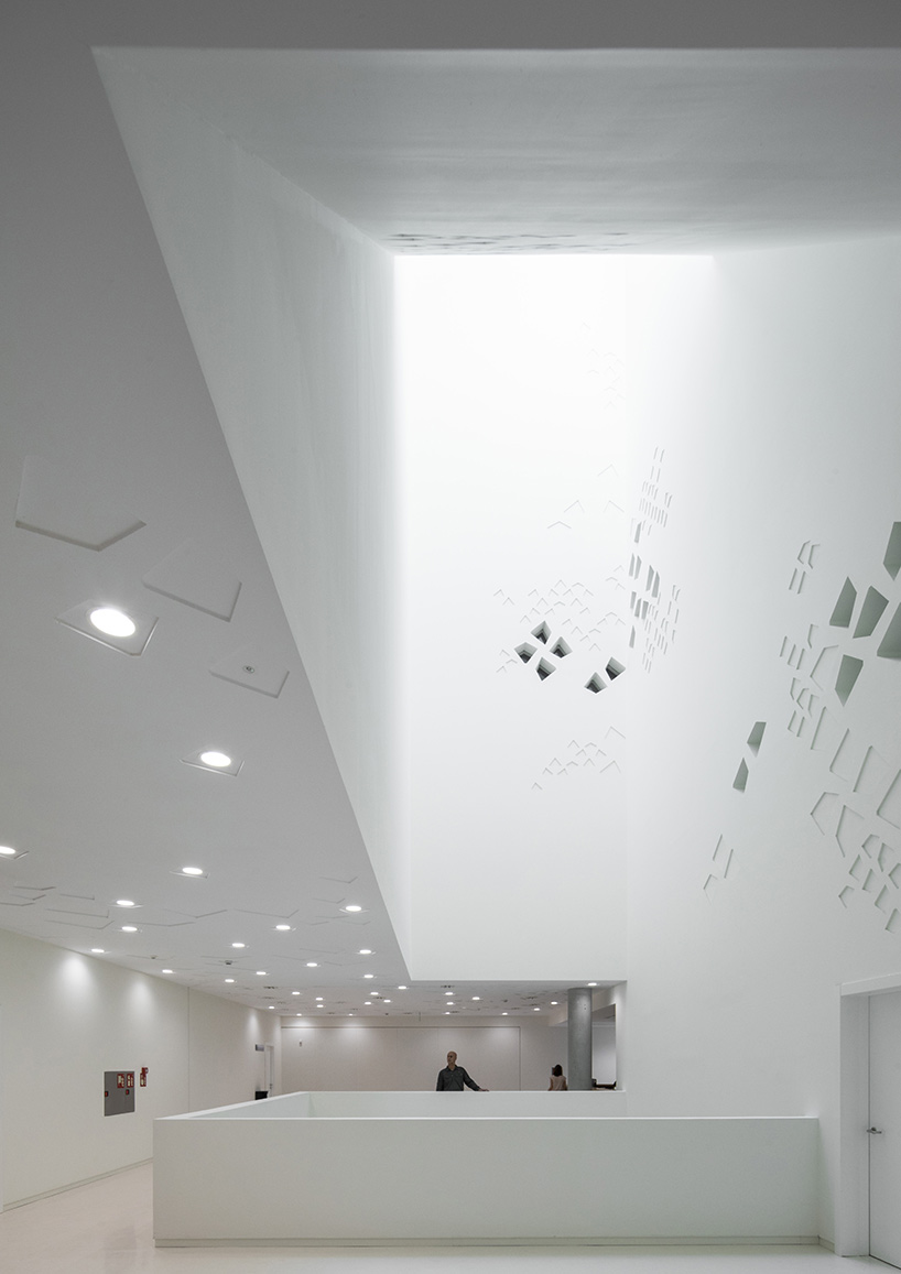 mecanoo + ayesa articulate monolithic córdoba courthouse around 'vertical fractures'