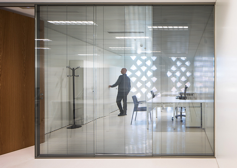 mecanoo + ayesa articulate monolithic córdoba courthouse around 'vertical fractures'