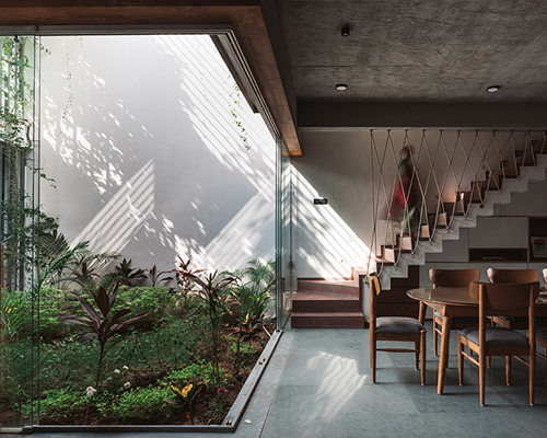 neogenesis + studi0261 articulate 'jungalow' home around a planted courtyard