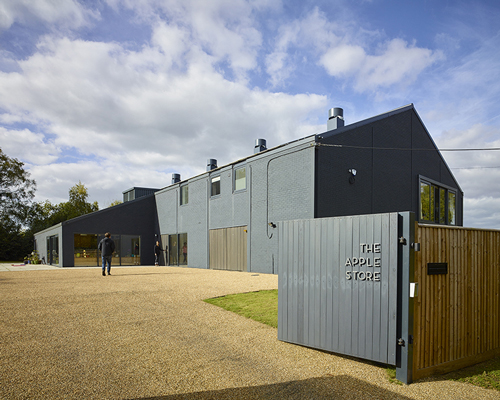 pH+ architects converts an apple packing station in the UK into a modern family home
