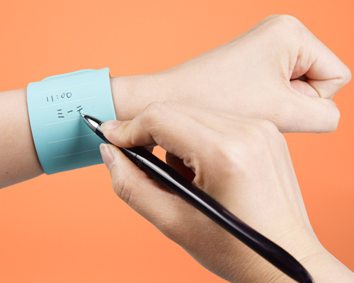 this wearable notepad keeps your last-minute memos handy