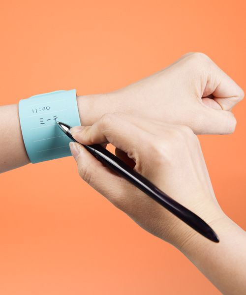 this wearable notepad keeps your last-minute memos handy
