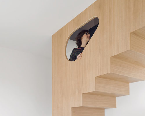 a large wooden nucleus manages this flat refurbishment by italian studio gosplan