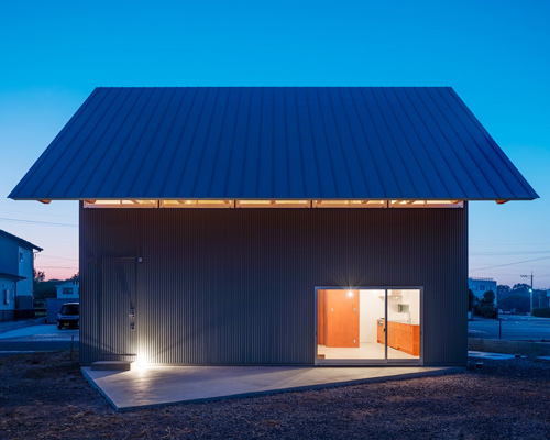 yabashi architect & associates tops house in bungotakada with large gable roof