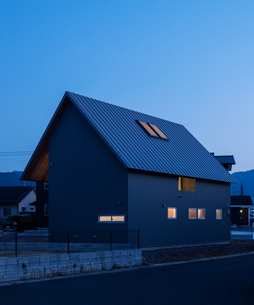 yabashi architect & associates tops house in bungotakada with large gable roof