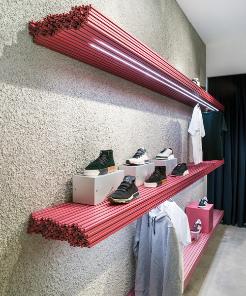 aluminium extrusion redefines a sneakers store in madrid, by A.P.O.