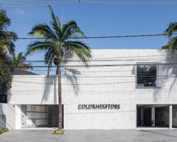 basiches arquitetos associados covers a store in são paulo with marble-like porcelain