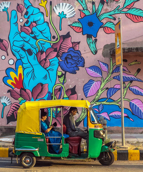 bicicleta sem freio gives urban walls new life at a market in delhi