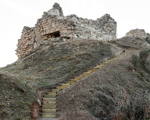 this castle in spain isn’t old news anymore, thanks to a structural solution by carles enrich