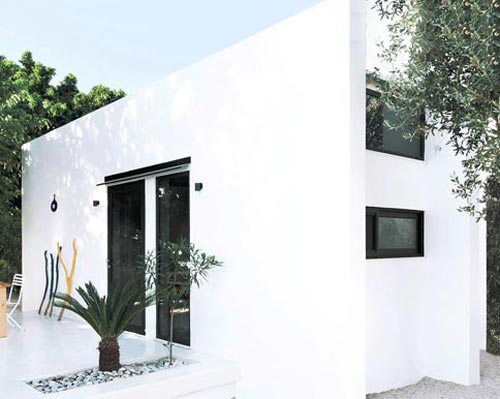 mandalaki's monocabin is a 26 sqm easy to assemble livable design object in rhodes, greece