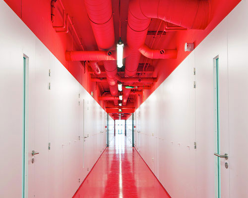 versailles laboratories' use of color highlights the building's functional aspect, by anonyme