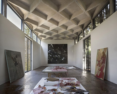 dellekamp arquitectos' waffle ceiling bounces light around this artist's studio in mexico