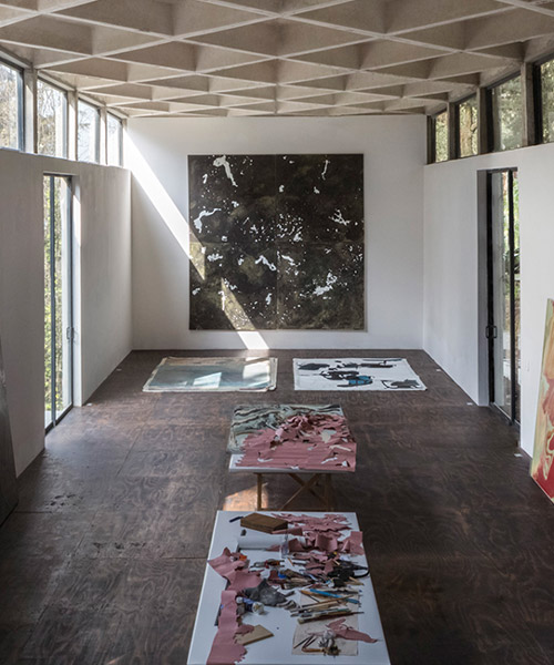 dellekamp arquitectos' waffle ceiling bounces light around this artist's studio in mexico