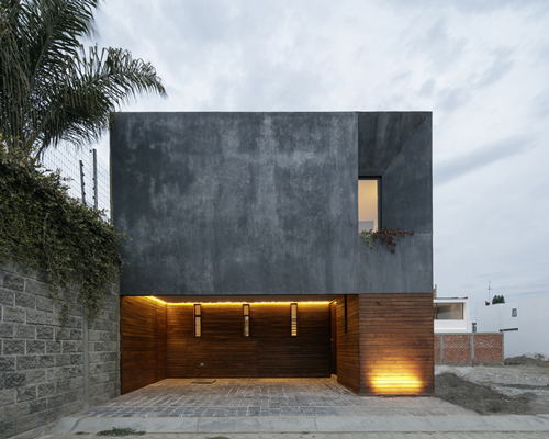 espacio 18 + cueto present a wood cladding house with spatial fluidity in mexico