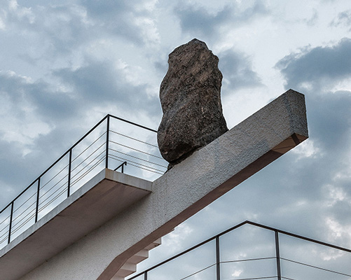 cantilever carries four-ton balancing rock in this indian residence