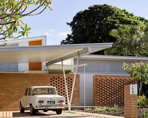 beekeeper’s brisbane residence features open, light-filled spaces and an internal courtyard