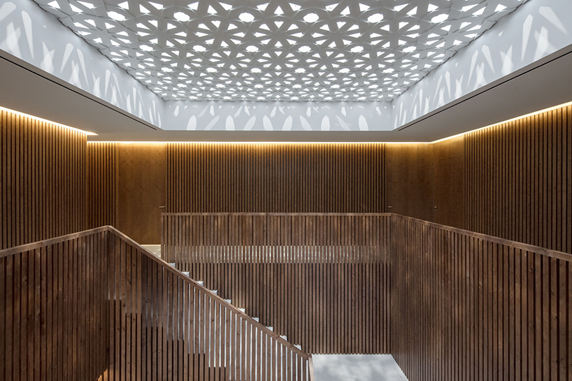 the repetition of PROMONTORIO's embassy alludes to egyptian roots