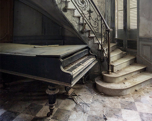 requiem for pianos: romain thiery captures broken pianos in abandoned european villas