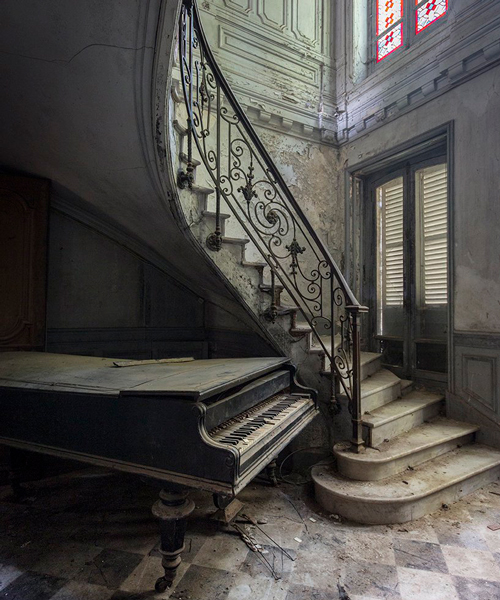 requiem for pianos: romain thiery captures broken pianos in abandoned european villas