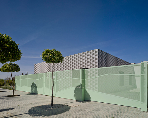 laura ortín designs spanish residence as a memory of its changing surroundings