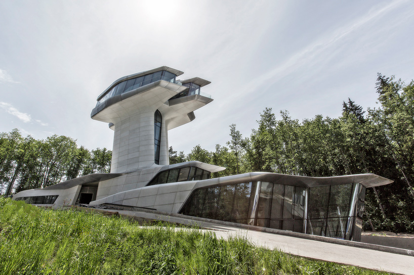 l'unica residenza privata di zaha hadid presenta una torre svettante sopraelevata sopra le cime degli alberi's only private residence features a soaring tower elevated above the treetops