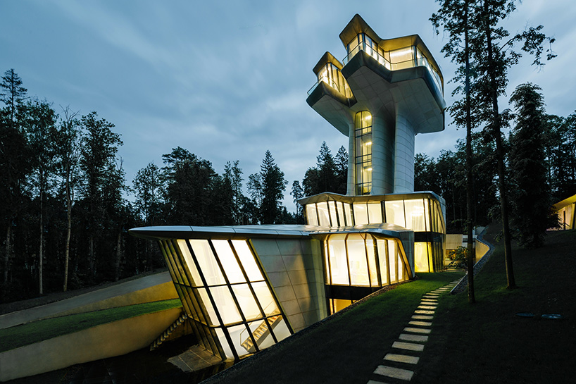 zaha hadids eneste private bolig har et høyt tårn hevet over tretoppene's only private residence features a soaring tower elevated above the treetops