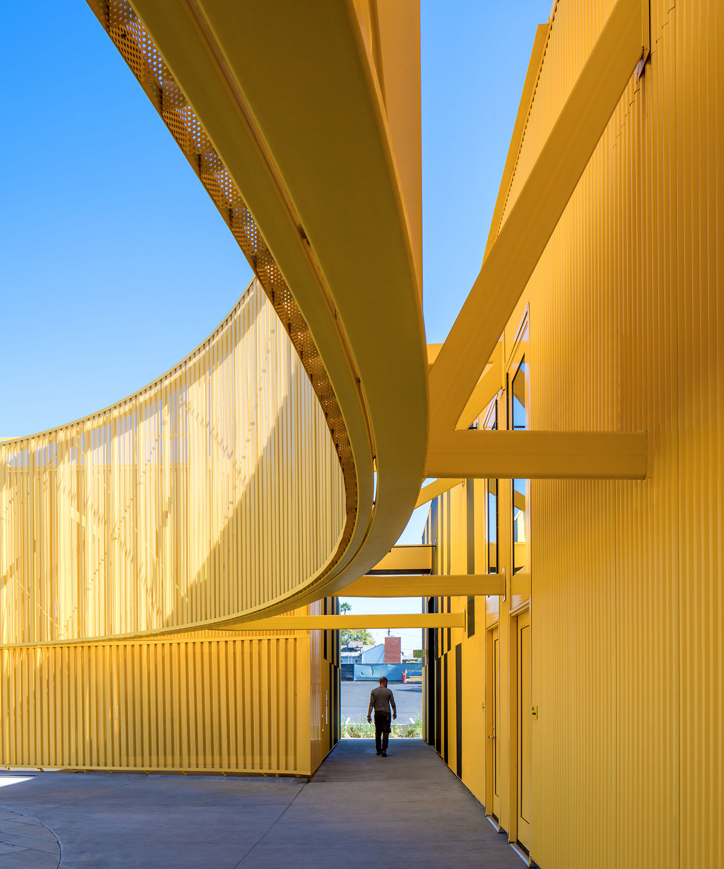 brooks + scarpa designs curved yellow charter school in south los angeles
